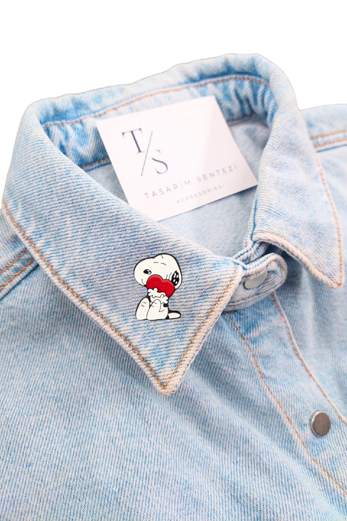 Metal Snoopy White Dog with Heart Badge