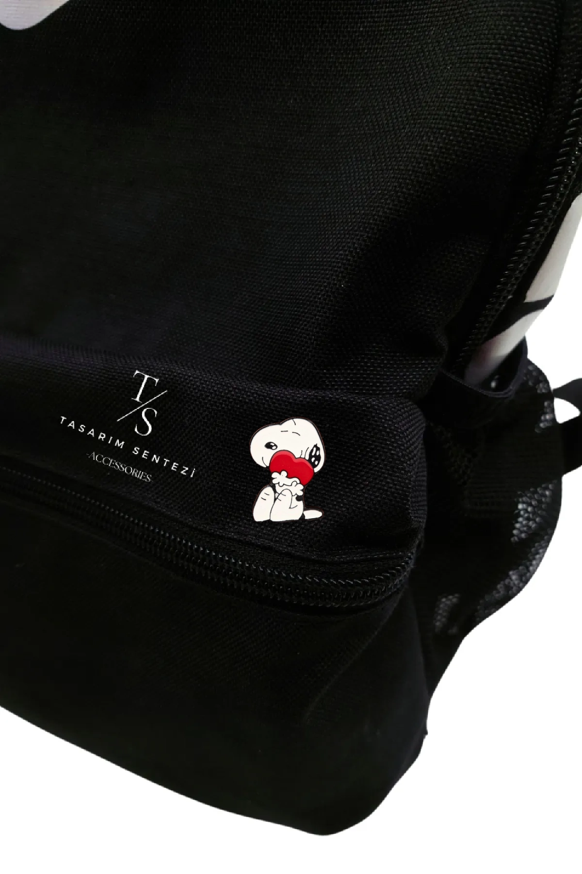 Metal Snoopy White Dog with Heart Badge