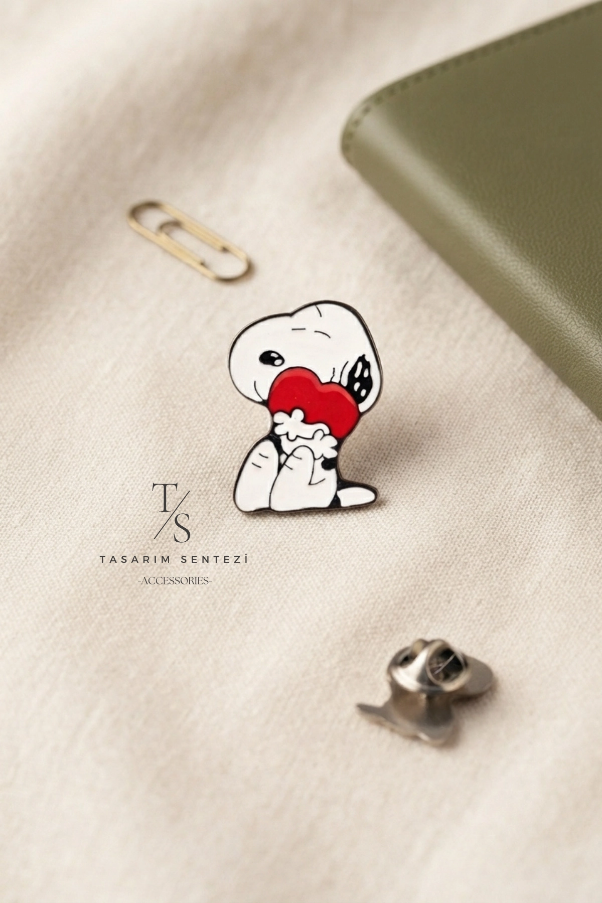Metal Snoopy White Dog with Heart Badge