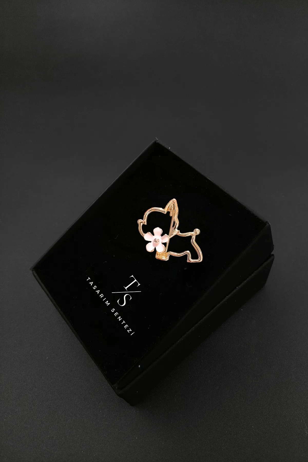 Broş Metal Tatlı Köpek Pembe Çiçekli Küçük