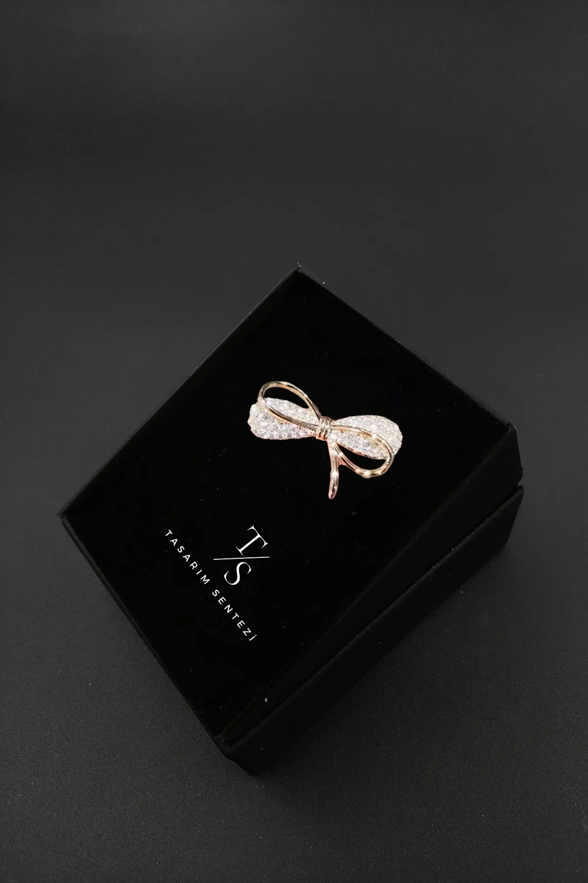 Broş Metal Mini Kurdele Fiyonk Taşlı Gold
