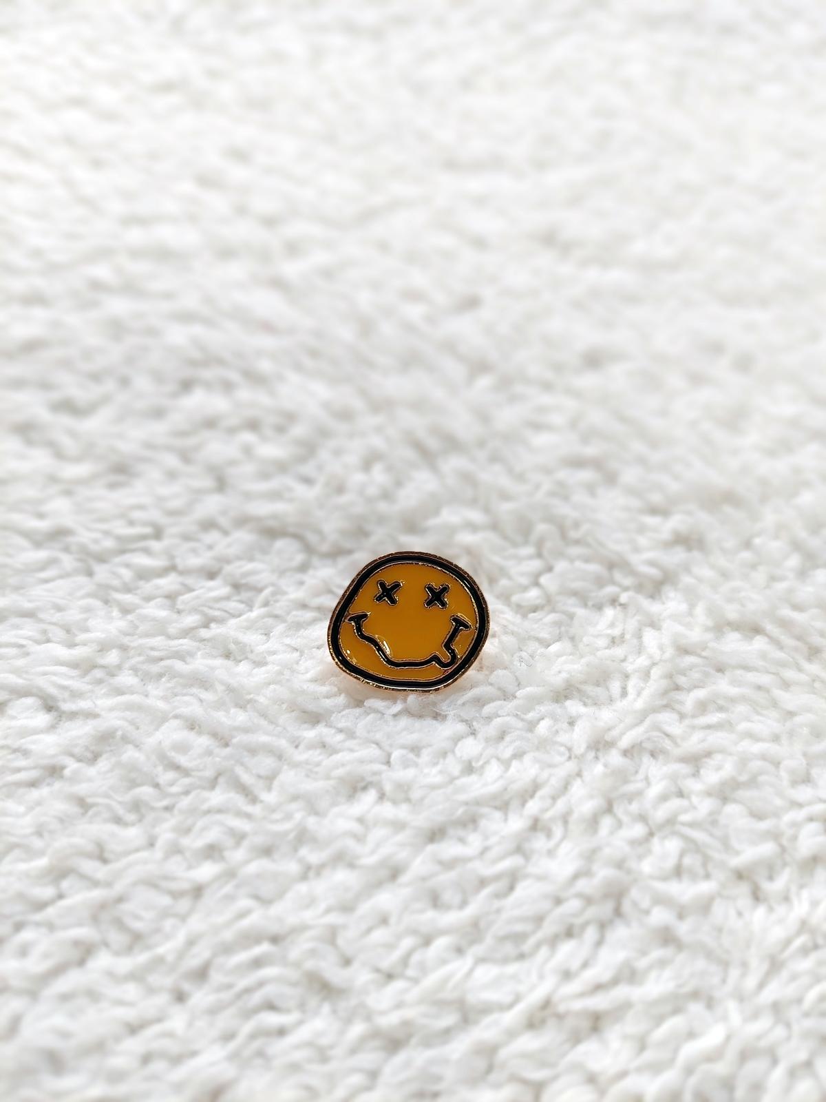 Rozet Metal Smile Emoji Dil Çıkaran 