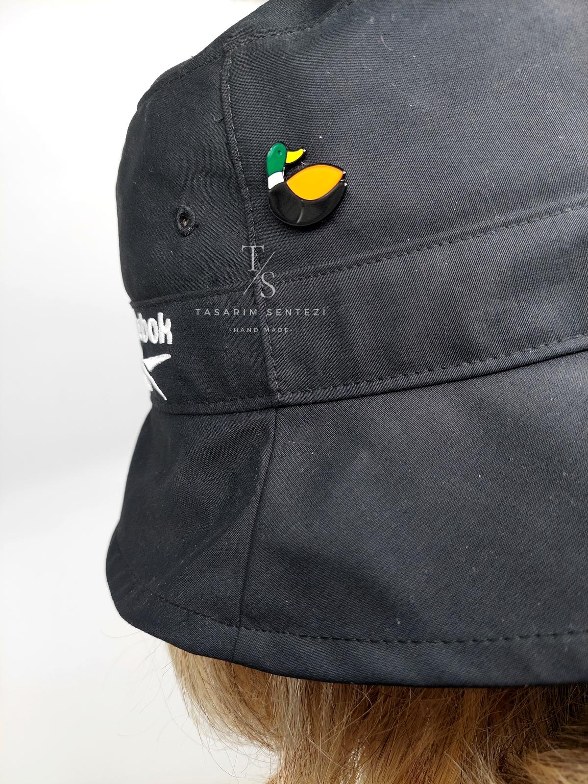 Badge Metal Ugly Duckling Goose Black